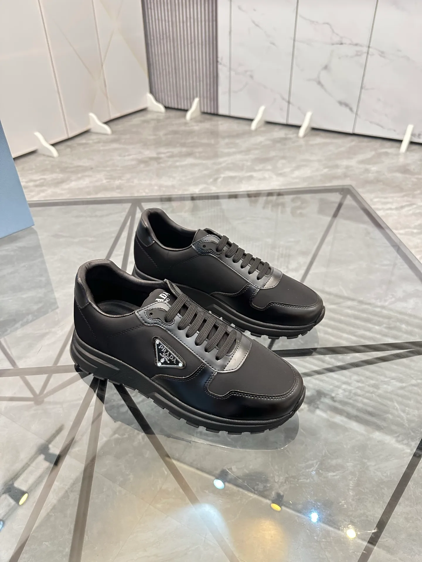 Men's shoes: 💰P440¥ Product trademark: Prada *"Prada*" low-top casual shoes Regular size: 38-44 (can be customized to 45.46) Product materials: imported cowhide upper, sheepskin lining, original outsole. Number: 835